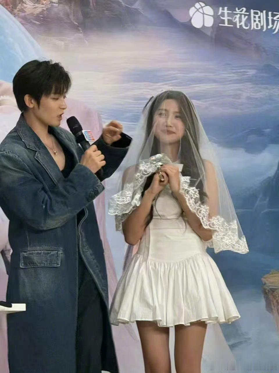 侯明昊给卢昱晓披婚纱侯明昊卢昱晓头纱杀我！这波扫楼互动甜度超标，直接按头嗑死，请