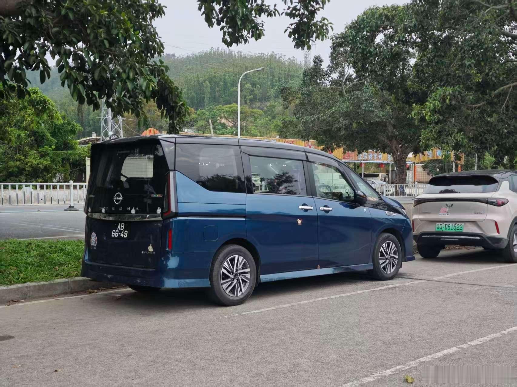路边拍的澳牌日产Serena e-POWER混动实车。好看。看起来确实比我家的1