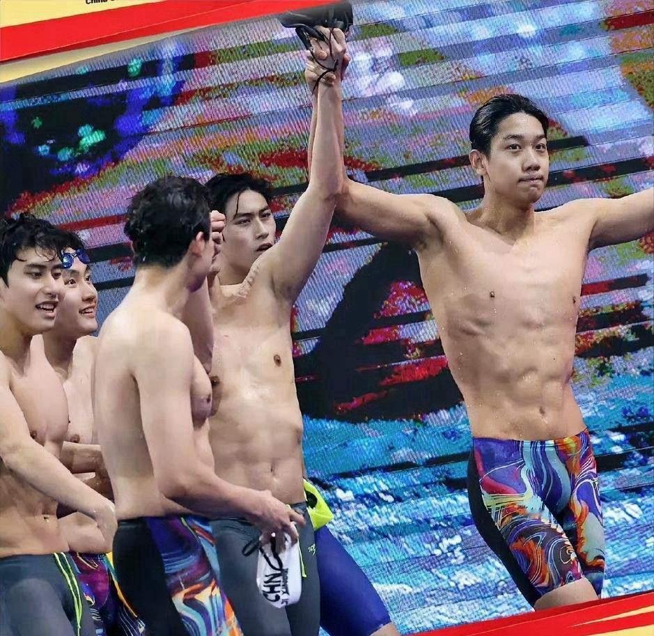 全运会游泳比赛颁奖典礼的一个细节，再次将山东的“礼仪之邦”体现的淋漓尽致。昨晚4