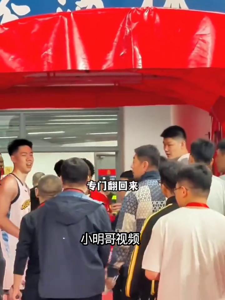 布朗空砍41，全场被嘘。
小明哥视频。
专门翻回来炫耀有枚总冠军戒指，就是很遗憾