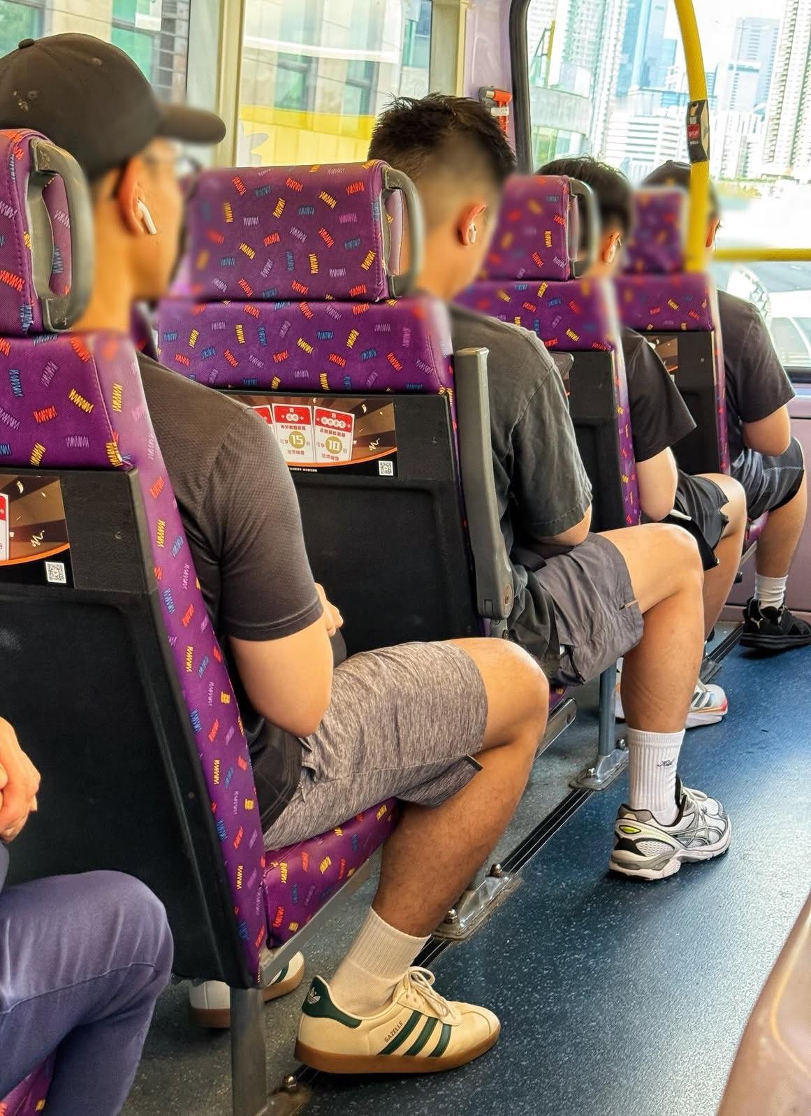 香港男生基本穿搭👇
港仔Typical look
⚫️黑Tee+◻️灰短褲+⚪