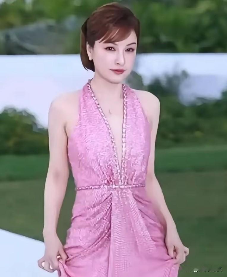 这是吴昕?
有人看出来了吗？
反正我是没有认出来
这世界变化太快
隔段时间人都能