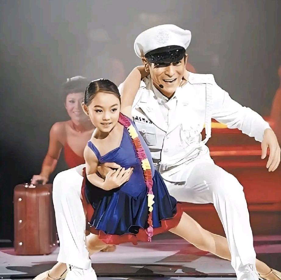李连杰和利智的两个学霸女儿好优秀。
大女儿小时候很漂亮，曾经与天王刘德华同台共舞