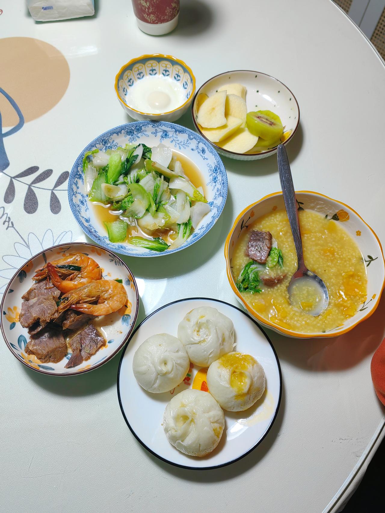 小时候，我爸妈几乎没给我做过早饭，都是我自己张罗，要么泡方便面，要么炒蛋炒饭，或
