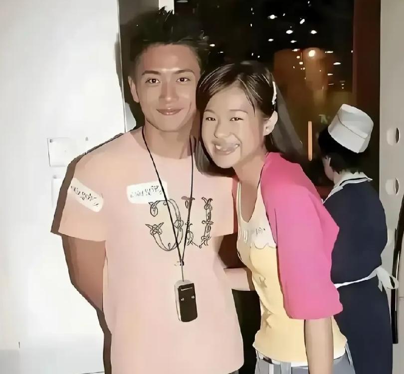 这张照片很有纪念意义，
这是香港演员黄宗泽和胡杏儿，曾经很恩爱的一对恋人。

他