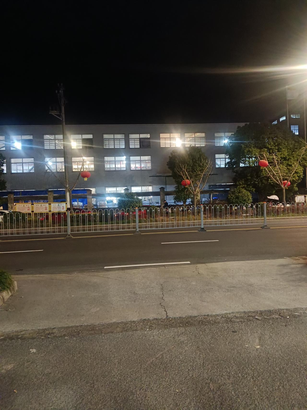 来台州的给我的感受是，到处都是模具厂，而且呢，只要你打车就会发现，这里的司机开车