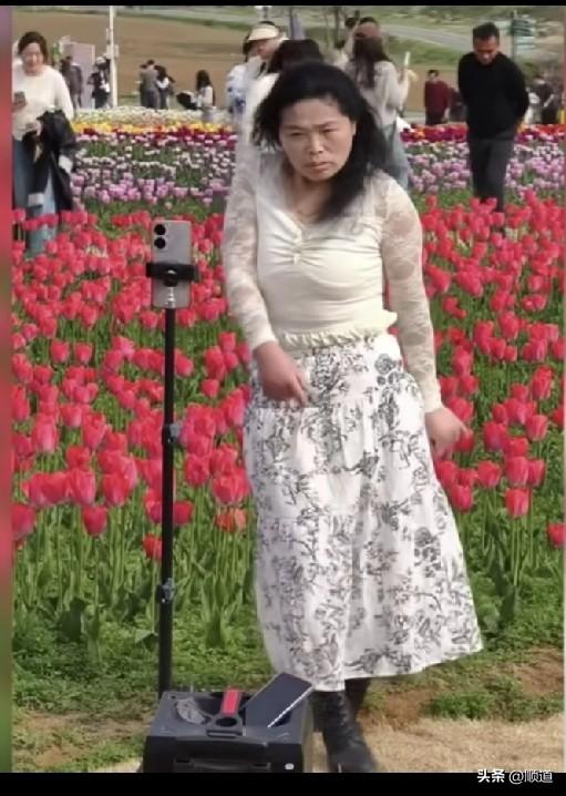 那些征婚的，只要附上一张美颜照片，那就火了，后面跟着一大帮老头子。[我想静静][