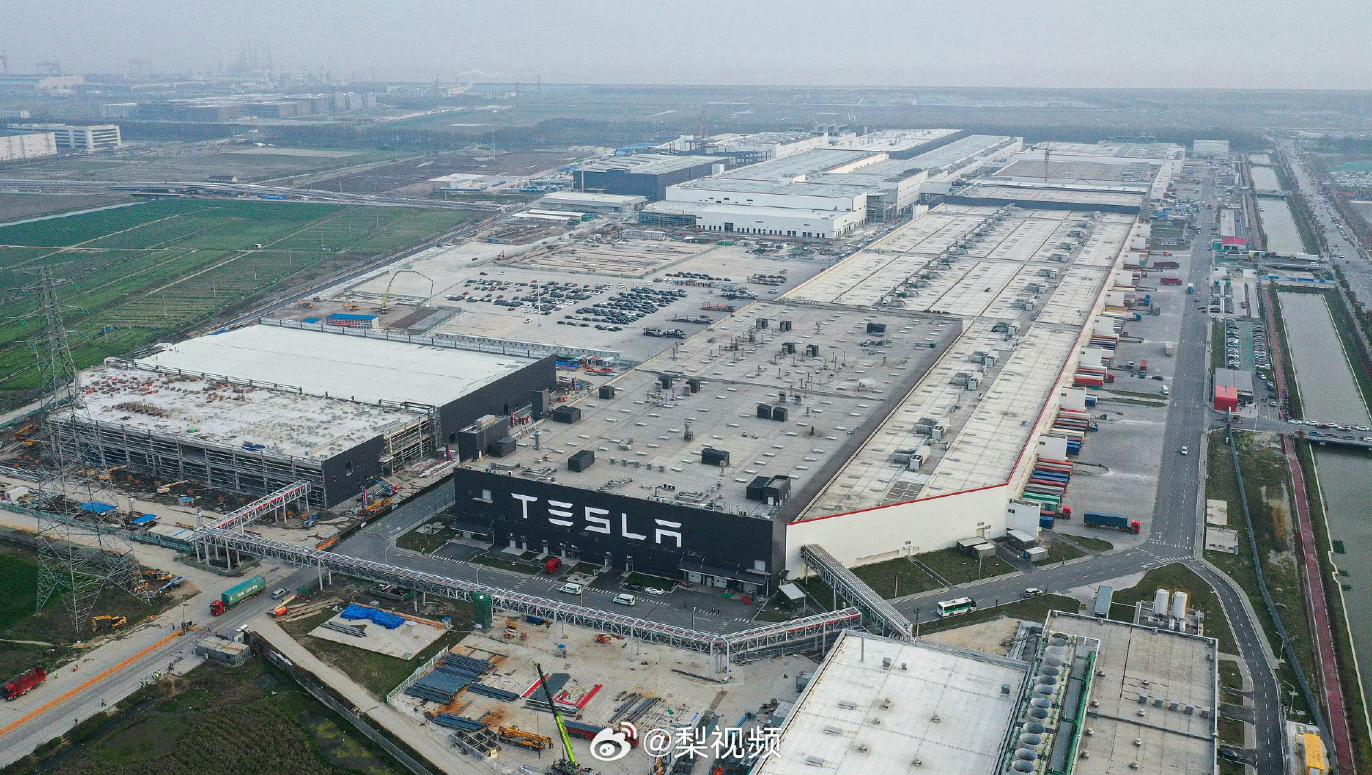 特斯拉推出平价版Model3 现在配置比起国产已经算相当简陋了，不敢想继续简配会