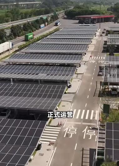 全国规模最大的高速公路充电站正式运营8月20日，浙江杭州G25长深高速桐庐服务区