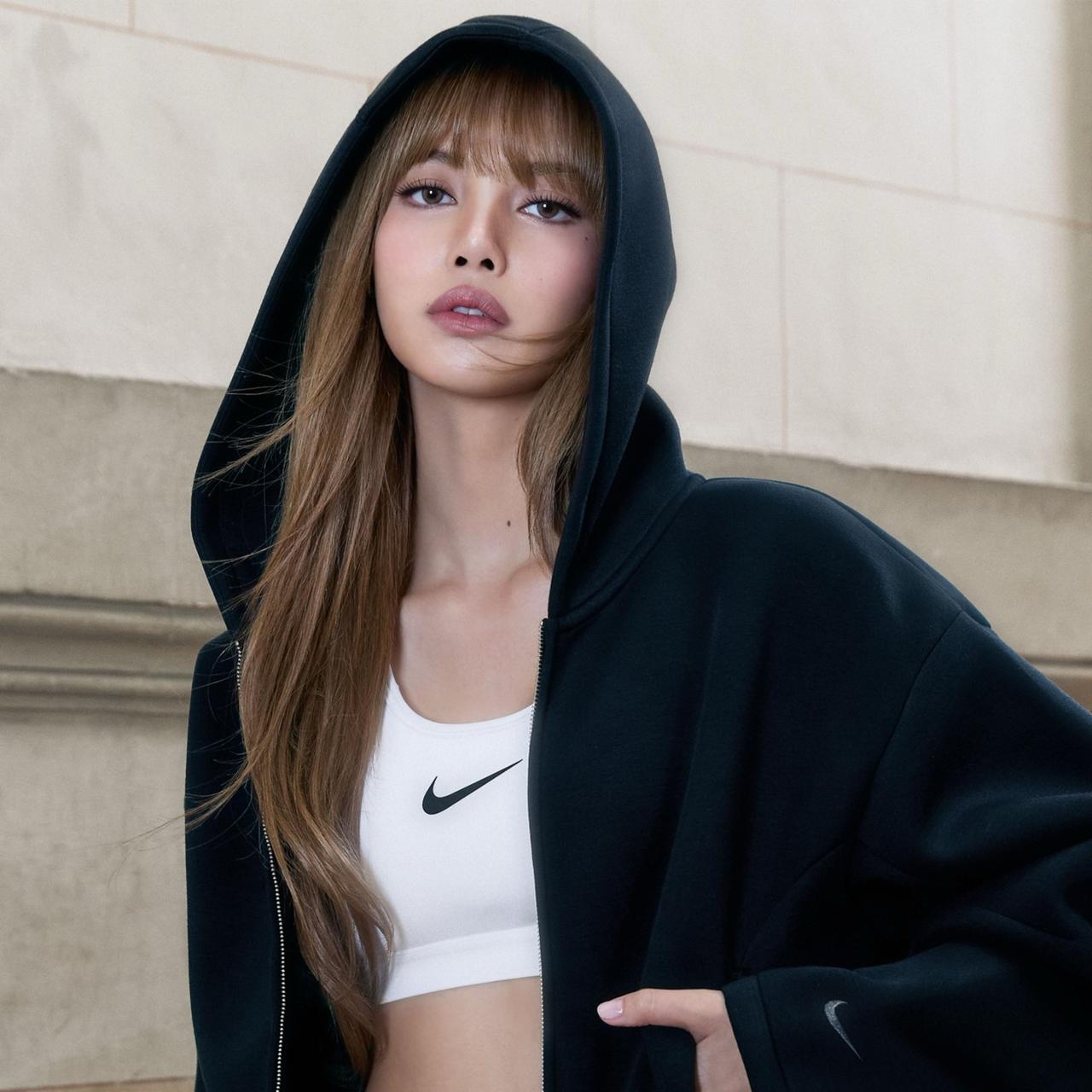 感觉 Lisa 比 AI 生成的还漂亮。