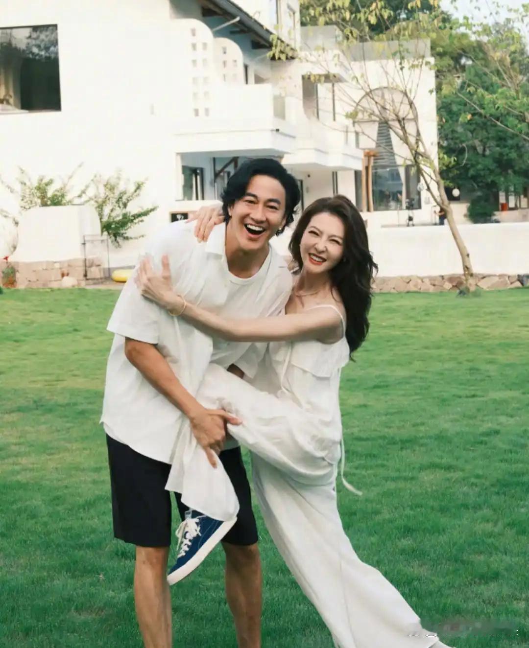 50岁何润东和妻子一起拍摄情侣写真，夫妻俩看起来太恩爱了。他的老婆已经46岁了，