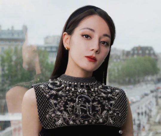 迪丽热巴看秀look高级感十足[good]五官太立体了[泪]下辈子能不能换我长这