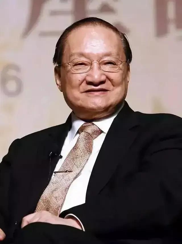 1931年，徐志摩坠机身亡，查家派出只有8岁的金庸去参加葬礼。谁料，金庸非但没哭