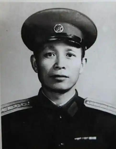 1937年，西路军连长杜万荣与战友被活埋在炸塌的炮楼里，就在他们感觉呼吸越来越费