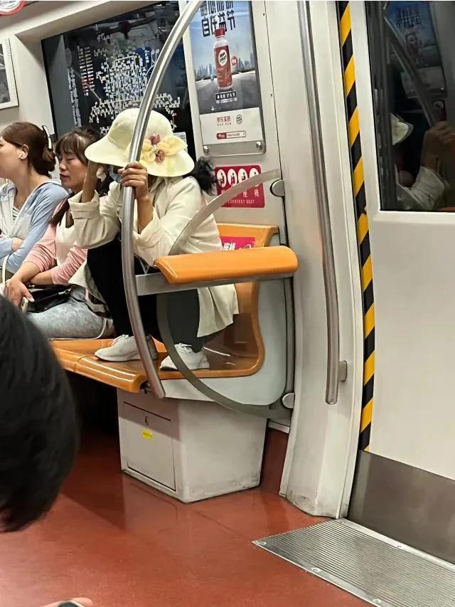 记得一年前出国玩，吃自助餐，一帮中国人面前是堆的跟小山似的各种食物，走的时候满桌