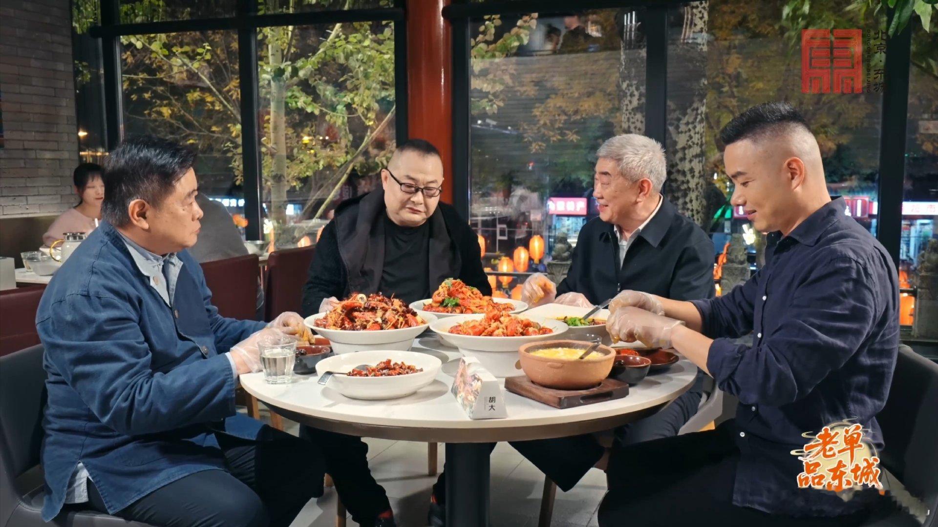 北京这家店排了二十多年队 胡大在簋街排队排了二十多年，早成了北京夜宵的标志。连单