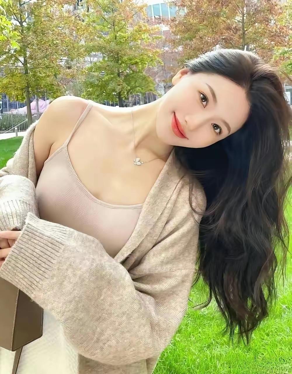 自信健康、温柔有趣、独立神秘的女人绝对榜上有名。

自信独立的女人，有自我成长的