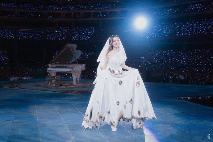 邓紫棋小说获年度刀锋图书奖邓紫棋第一个文学奖项 邓紫棋拿下属于自己的第一个文学奖