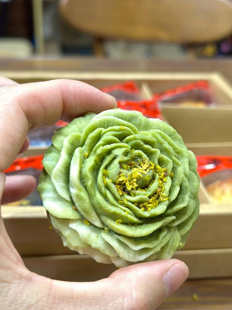 早上有人给我发重阳节快乐，我说哪有这么慈祥啊还过不了这个节，结果刚才回家看到桌子
