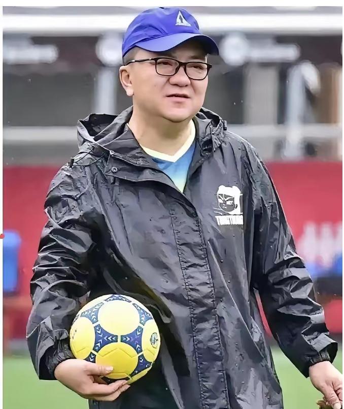 董路摊上大事了！无证带队，恶意夺冠，这让那帮老爷们儿情何以堪？
 
原来，足球评