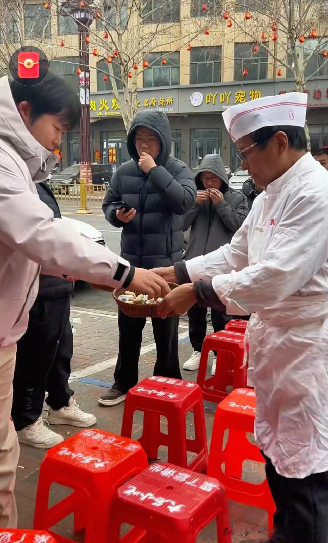 一抹中国红，一句暖心话。大名的街头，连歇脚的地方都藏着满满的烟火气。古城大名 大