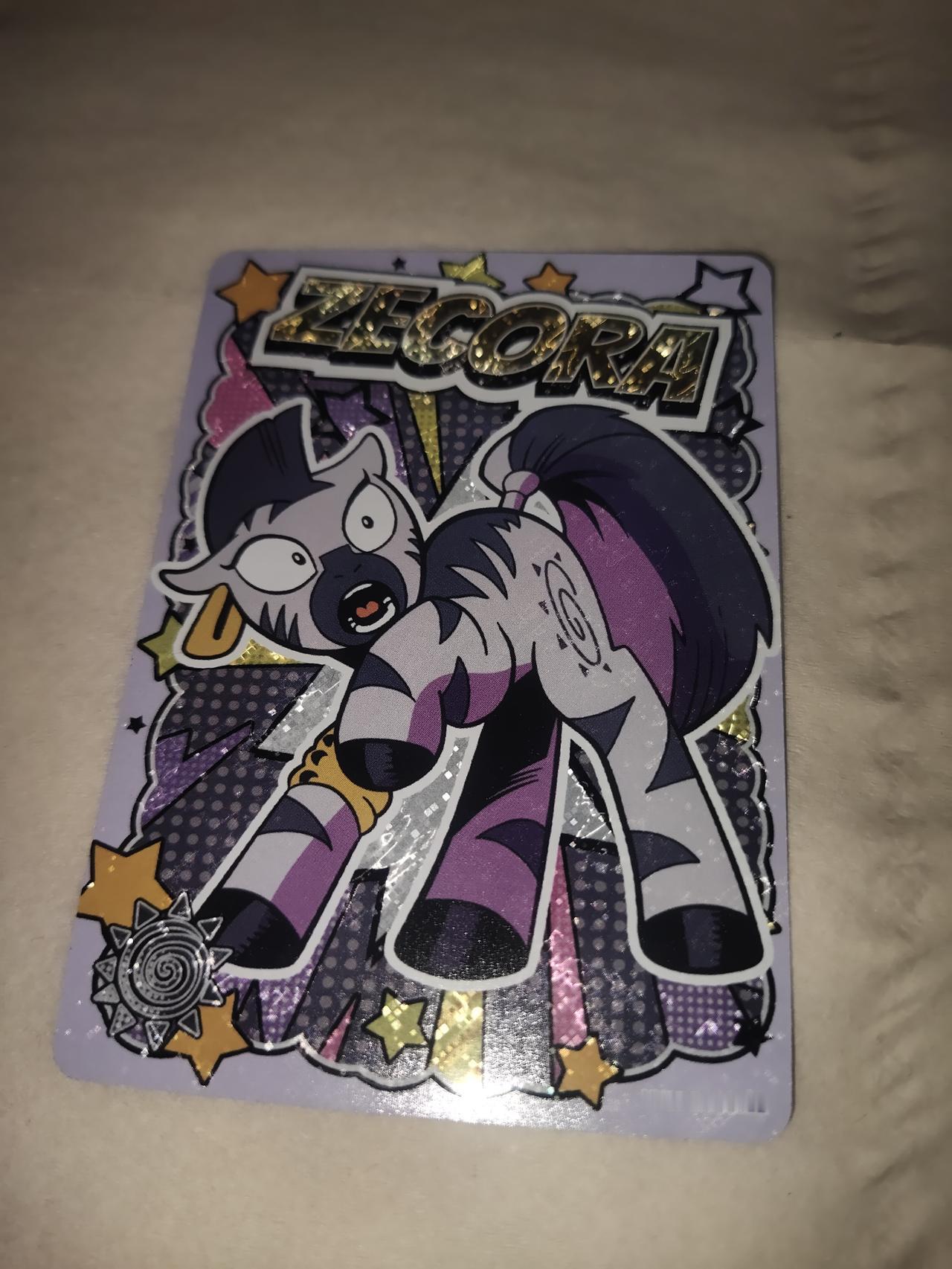 今天晚上，我和老公在小区里锻炼。这时，一位约莫四五岁的小姑娘走上前来，递给老公一