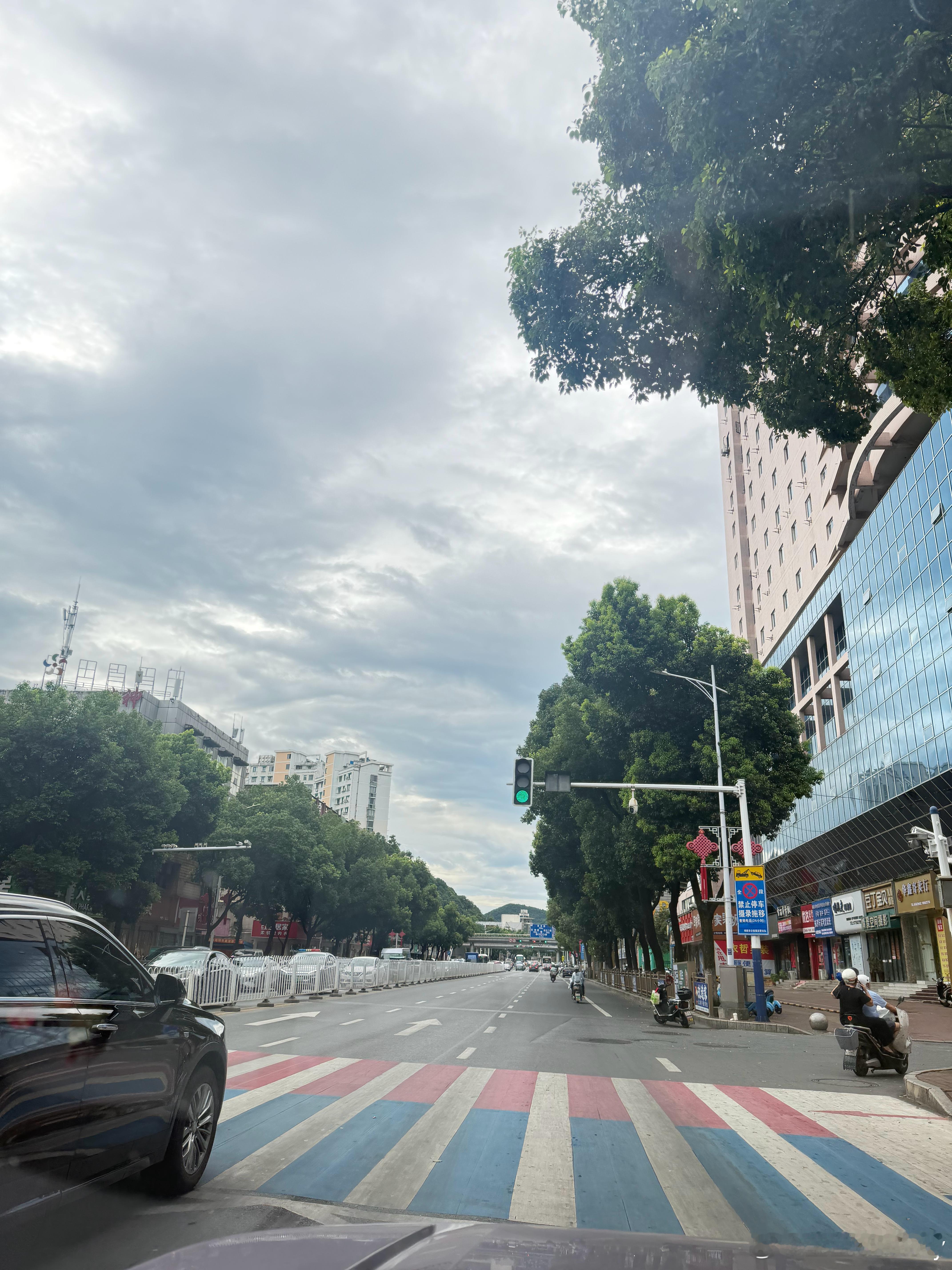希望每天早晨起来，整个世界都是一份打开的、闪闪发光的巨大礼物。早安
