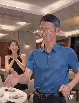 仔细看脸都一模一样![捂脸]