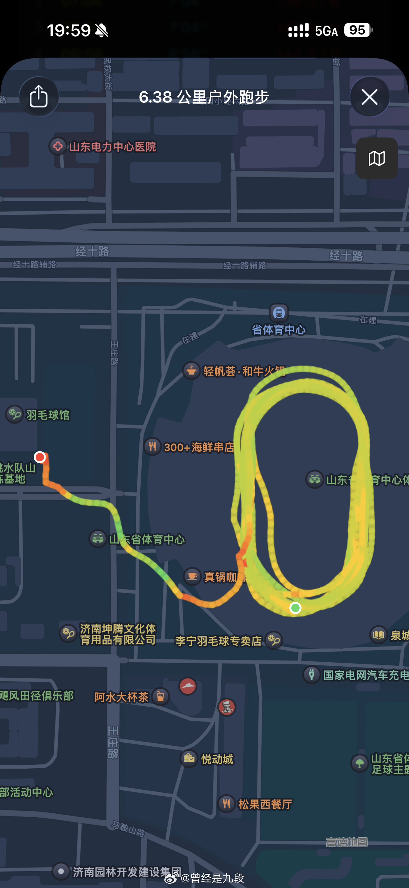 省体底商㕛开一家烧烤，隔壁跑圈的小伙子们随跑随猜着空气中的烧烤香气是羊肉串还是蒜
