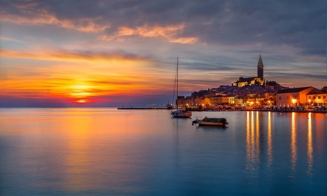 罗维尼的落日，像一场缓慢展开的电影。序幕是燃烧的晚霞，结尾是亮起灯火的古城。 克