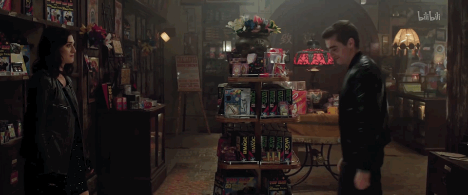 杰克和卢拉的暧昧氛围真的绝了！《惊天魔盗团 3》里捡扑克时的低头浅笑、互怼时的眼