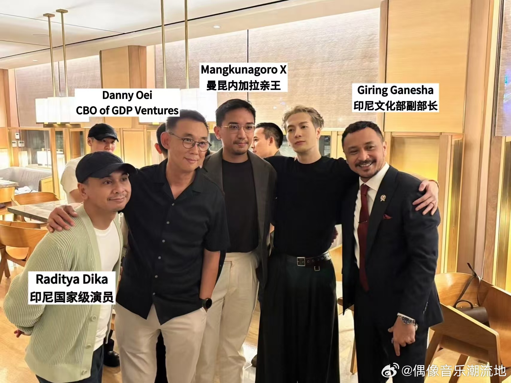 王嘉尔印尼派对 在印尼的行程还是太全面了。参加印尼当地晚宴，这影响力谁看了不惊叹