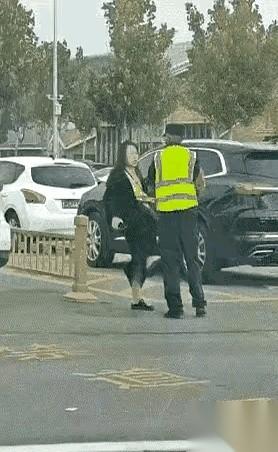 打赢了，你打女人。
打输了，你连女人都打不过。
横竖都是你输。
真的，男人跟女人