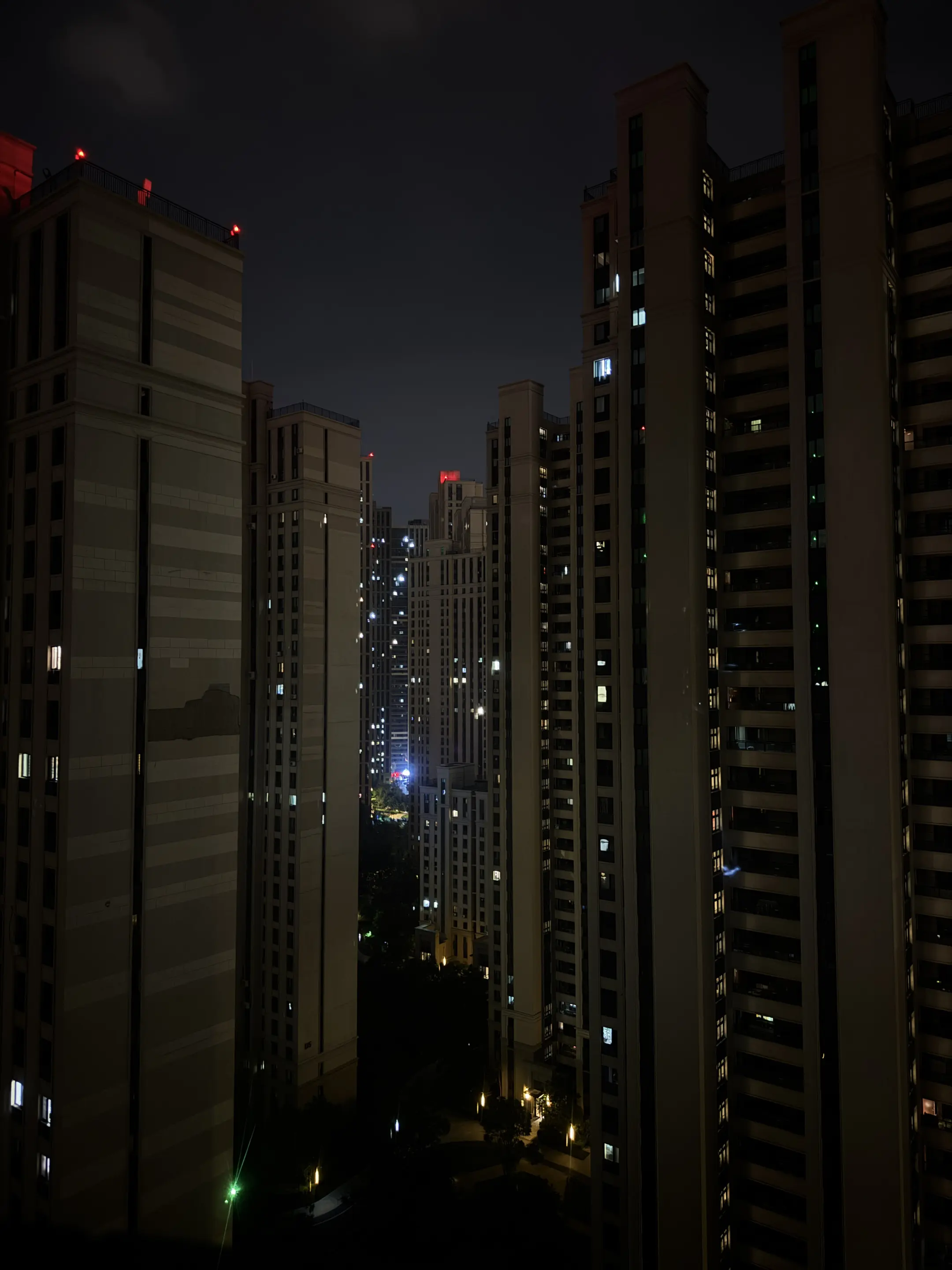 你说 长大了 这些高楼大厦是不是没有一处 是属于我的家