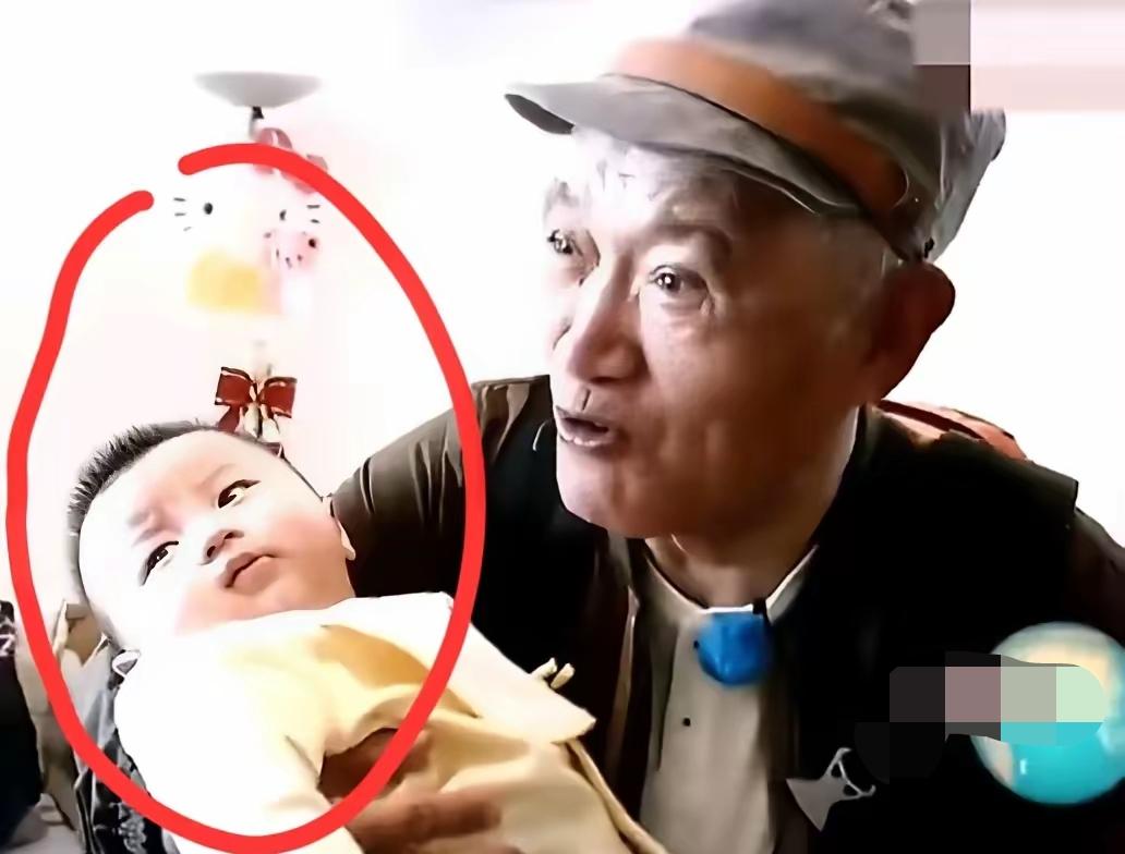 这老头抱着宝宝笑得合不拢嘴，老了变样了，你能一眼认出他是谁吗？
