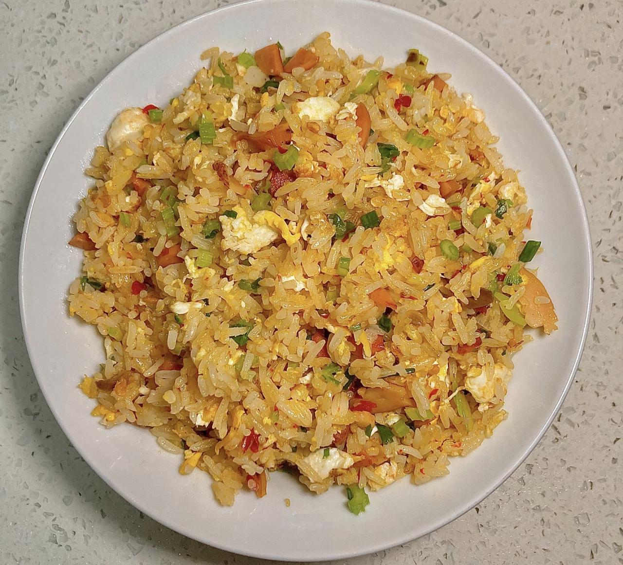 下班回家懒得折腾，就用冰箱里剩下的米饭、火腿肠和鸡蛋，炒了一大盘香喷喷的蛋炒饭。