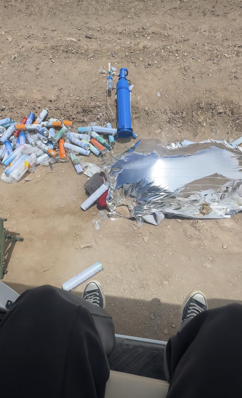 “惊心动魄！海拔五千米的生命禁区，小伙意外撞见一位奄奄一息的昏迷老人，面对极度缺