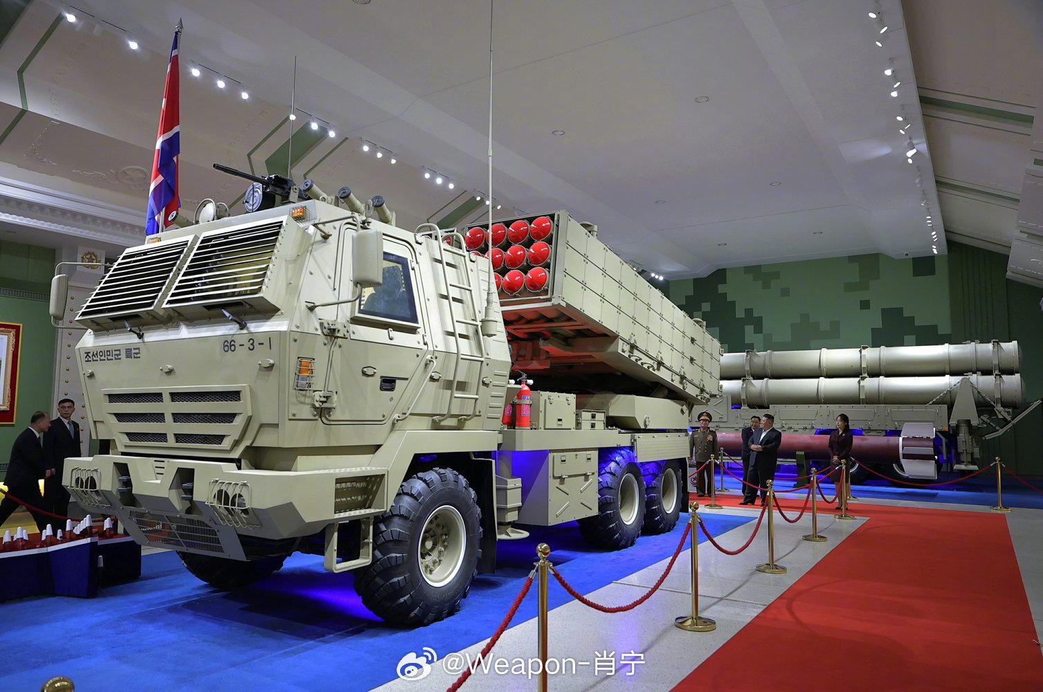 兵器影像 朝鲜展出新式武器，领导人携女视察。 
