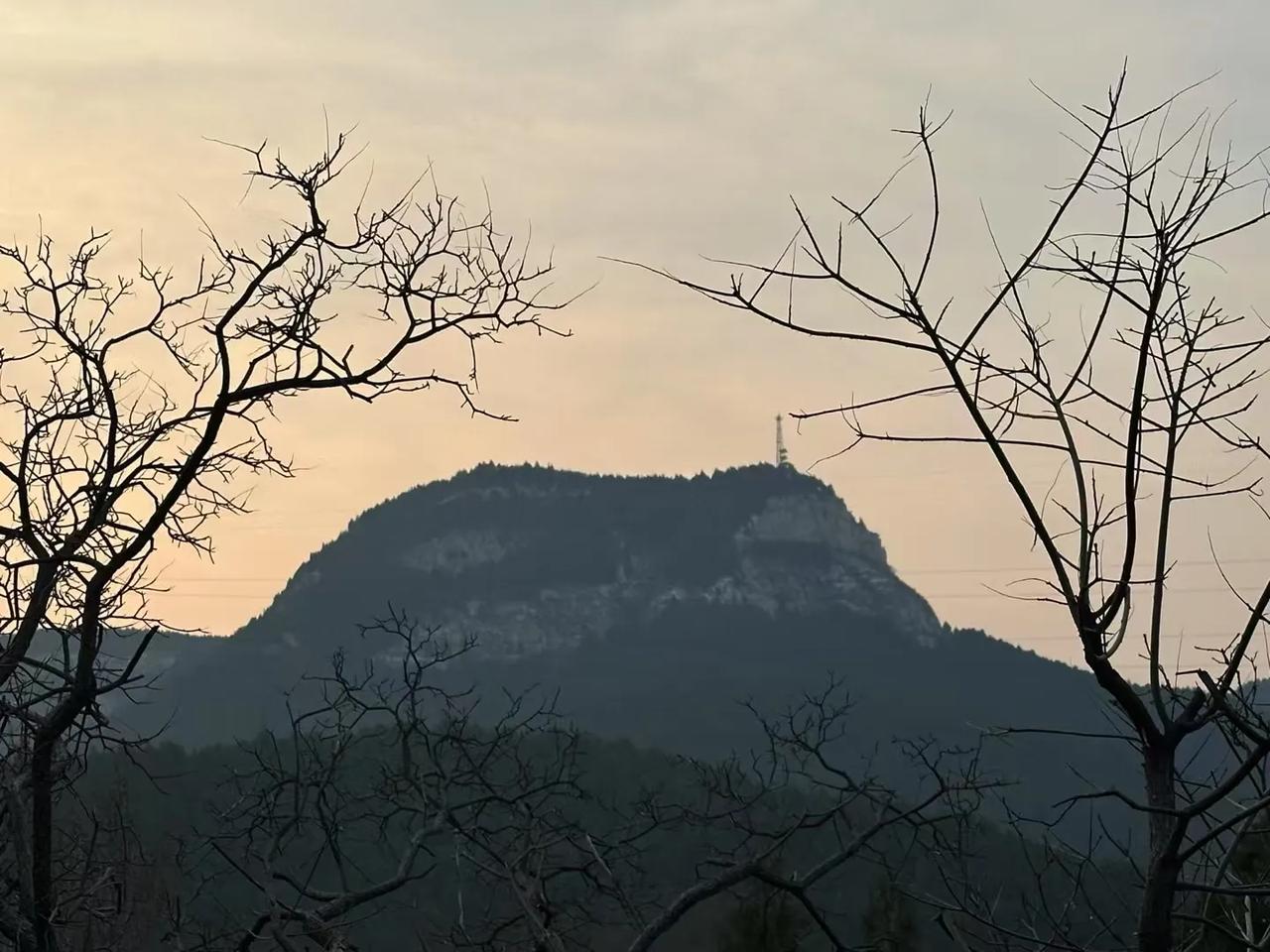 朝霞燃烧的山上