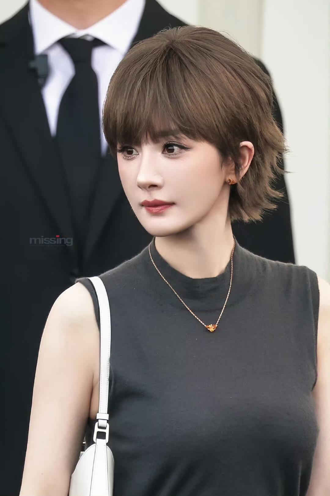 果然面相是会骗人的，
杨幂就是个例子，
她看上去长着一张精明漂亮的脸，可这种萌萌