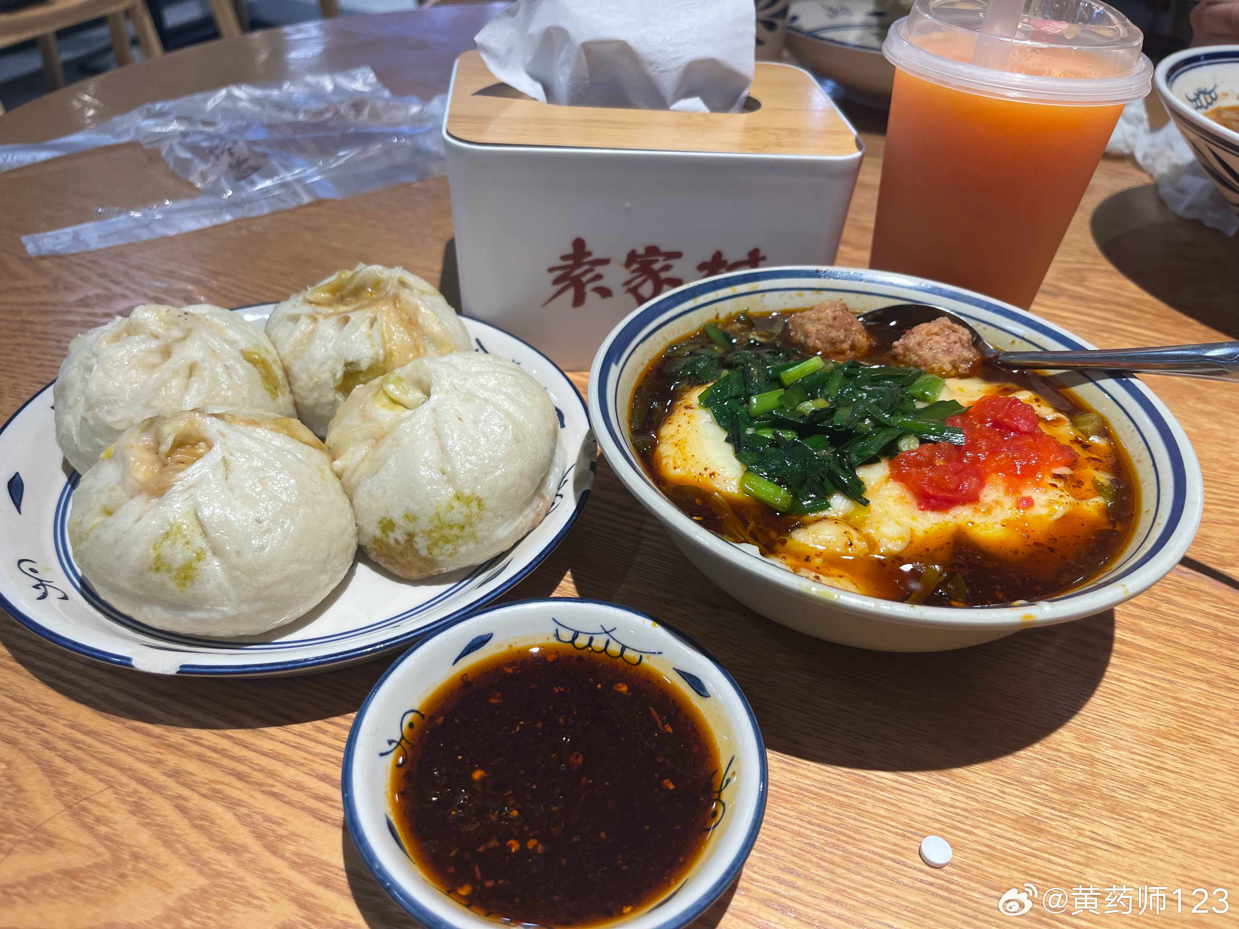 这几天忙忙碌碌，看看多带劲的晚餐，包子配橙汁，再来一份搅团，味道美极了，唯一的遗