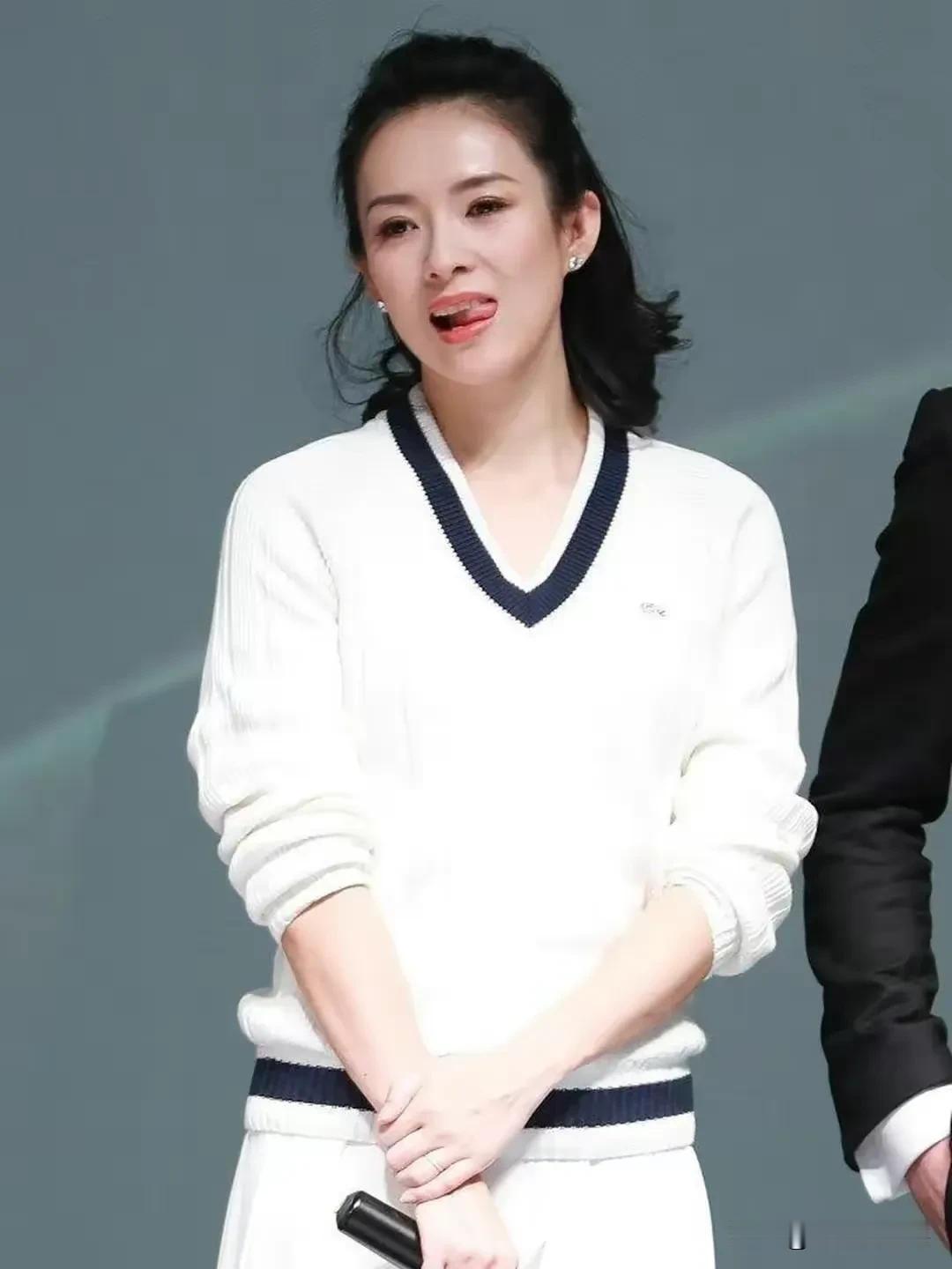 爱吐舌头的女孩最迷人！
章子怡的美无人能敌！