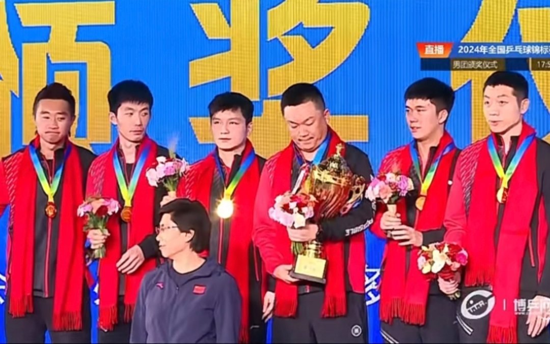 樊振东的金牌跟他的人生一样闪耀 ​​​