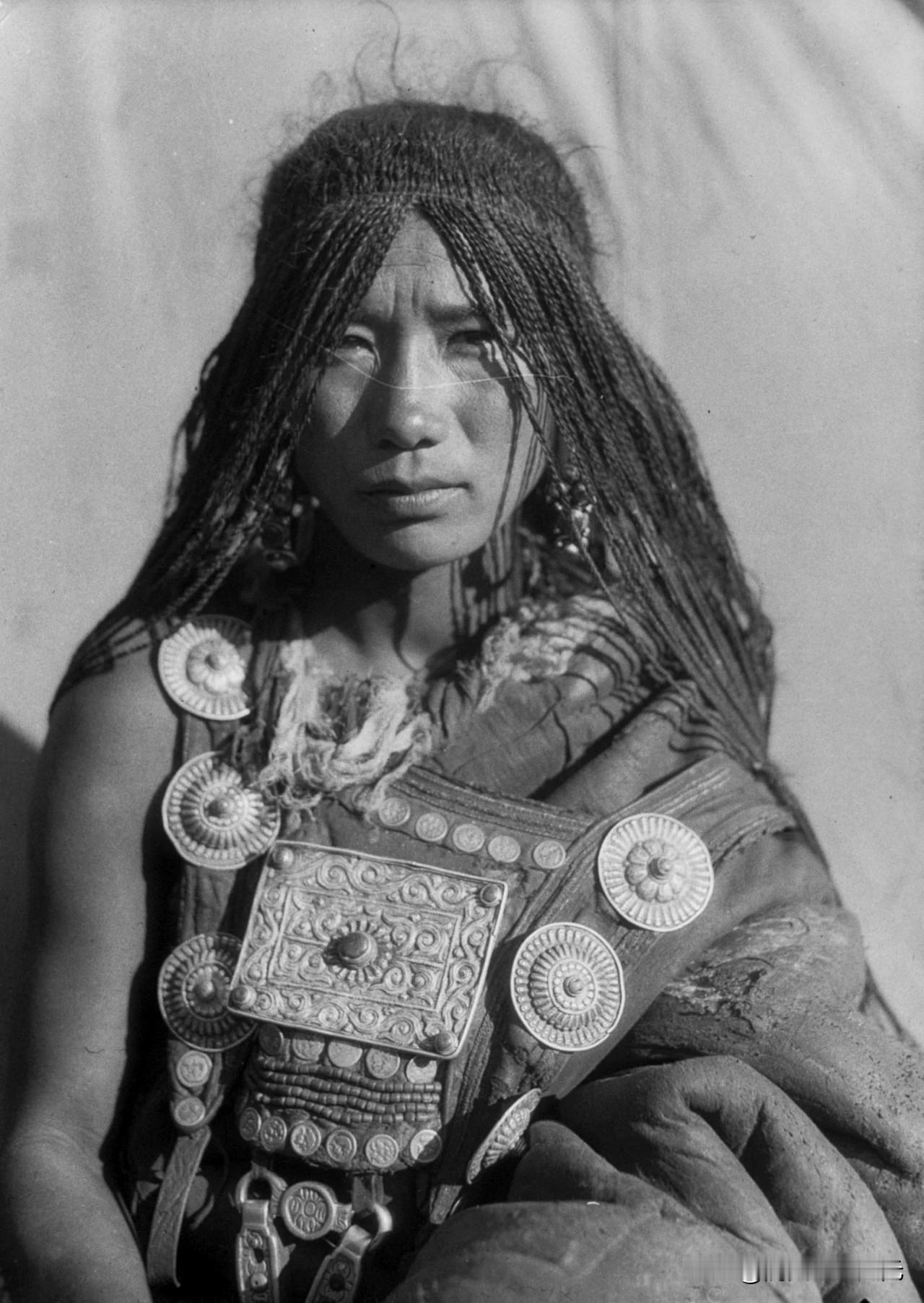 民国时期，藏族人物肖像，冷静沉默，一言不发。上世纪二三十年代，不少摄影家深入甘川