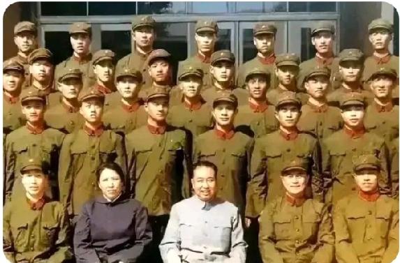 这是1977年华主席同中央警卫团的官兵合影留念的照片。
      华主席身着银