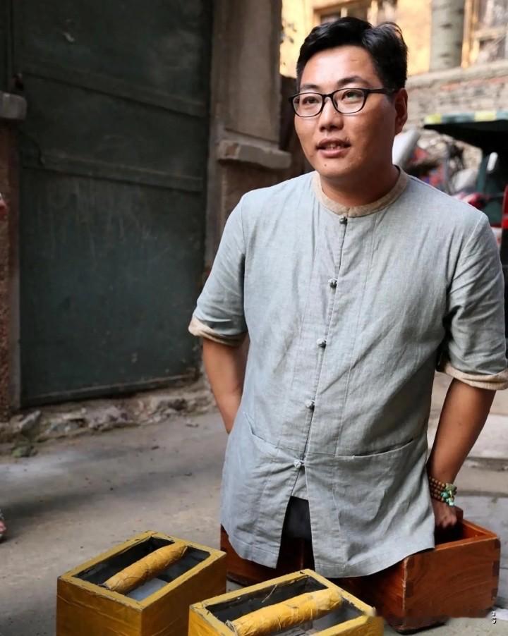 “你到处坑蒙拐骗，你良心过得去吗？你说你除了到处演讲，你还能干啥？你摸着你的良心