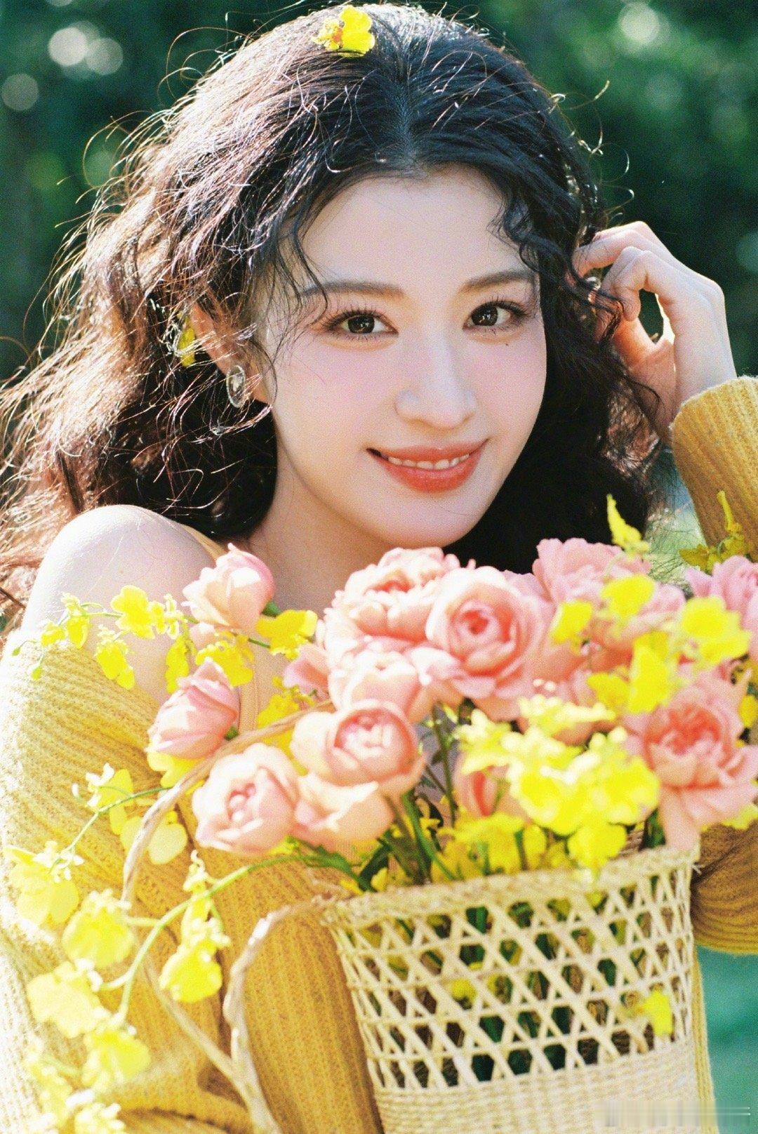 王楚然好明媚一张脸 王楚然的生日写真真是明媚动人，那张笑脸像冬日暖阳。不管是活力