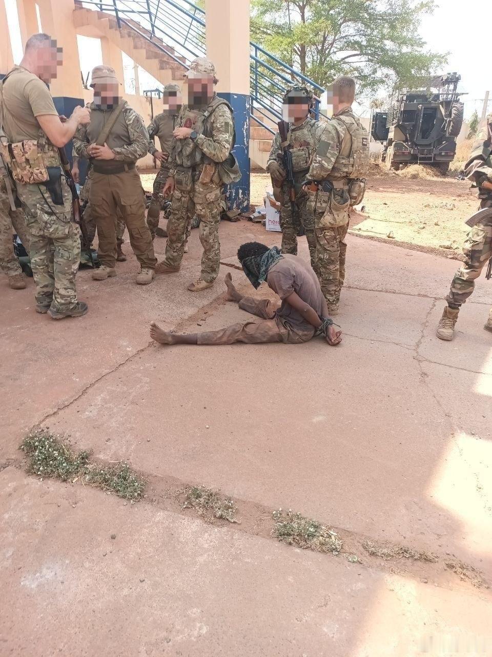 在西非的马里共和国，被俄罗斯“非洲军团”抓获的FLA-JNIM武装分子。 