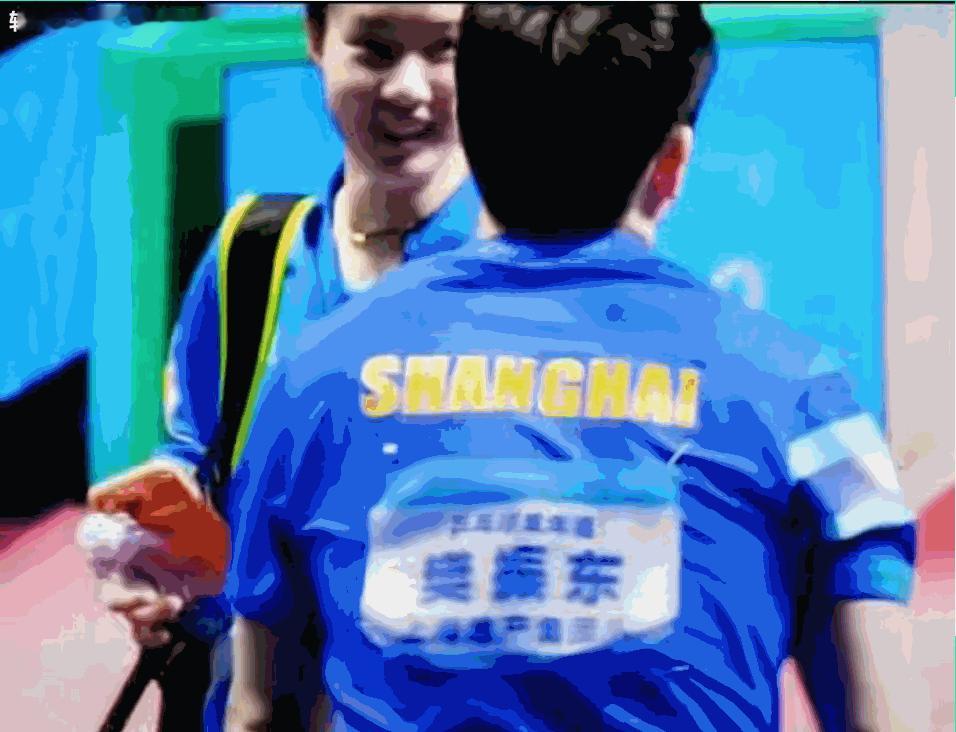 谁能告诉我图1这两位围观东哥的、笑靥如花、满眼小星星的小运动员是谁？也没错，樊振