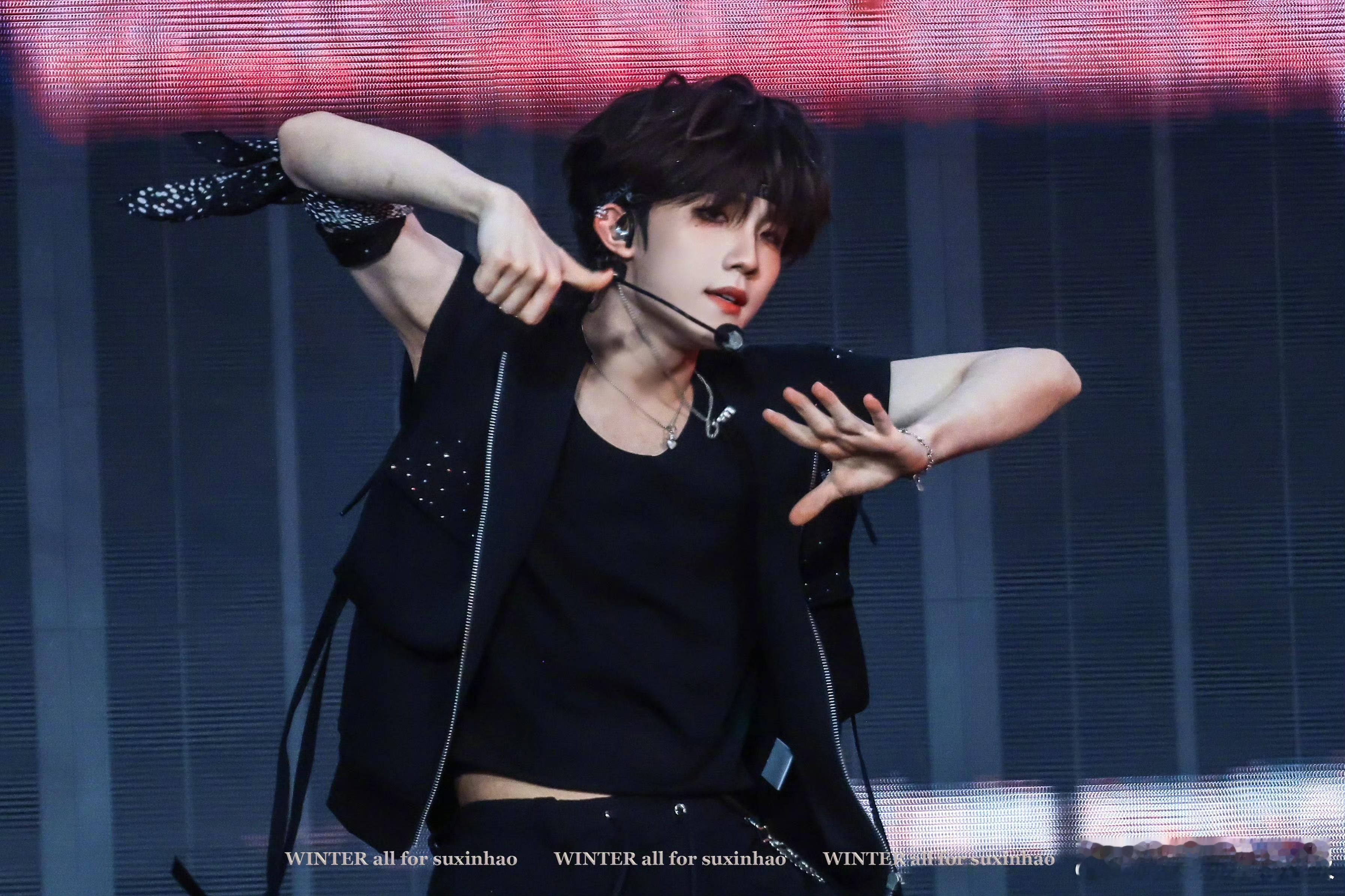 苏新皓无袖满分男 这一身造型太有攻击性了🔥黑色无袖马甲把少年感和酷感揉在一起，